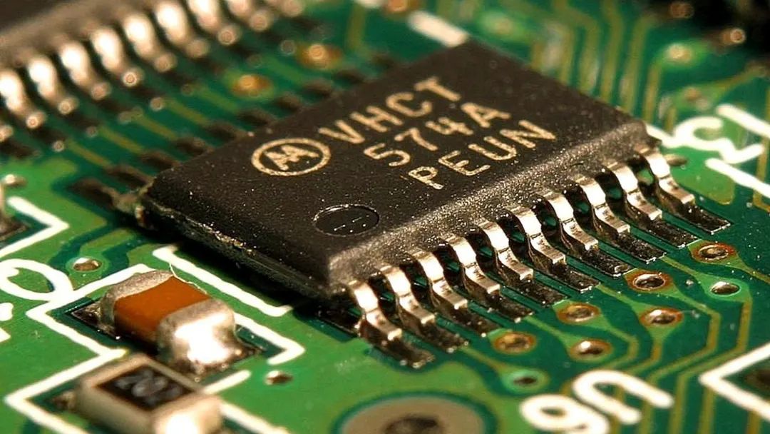 Встроенное охлаждение чипов на диэлектрике достигло 1570 Вт/см²