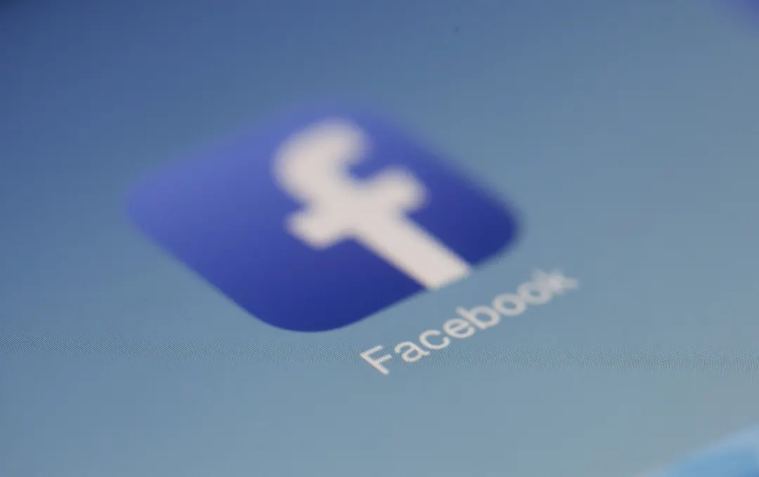 Meta запустила в Facebook настройку рекомендаций промптами