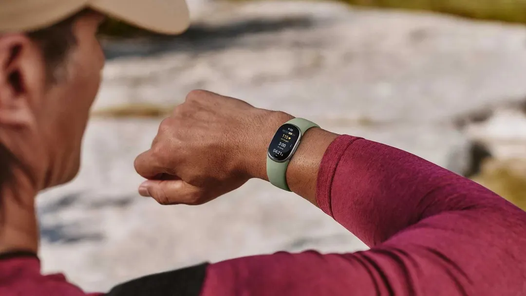 Fitbit Edge лишился NFC, отслеживания стресса и Google Maps