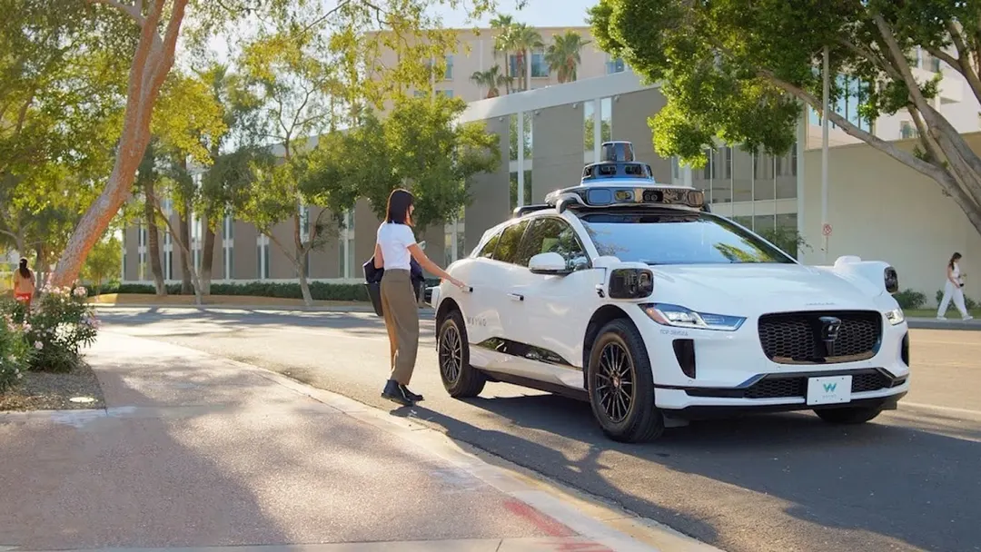 Waymo открыла полностью автономные поездки для всех в трёх городах