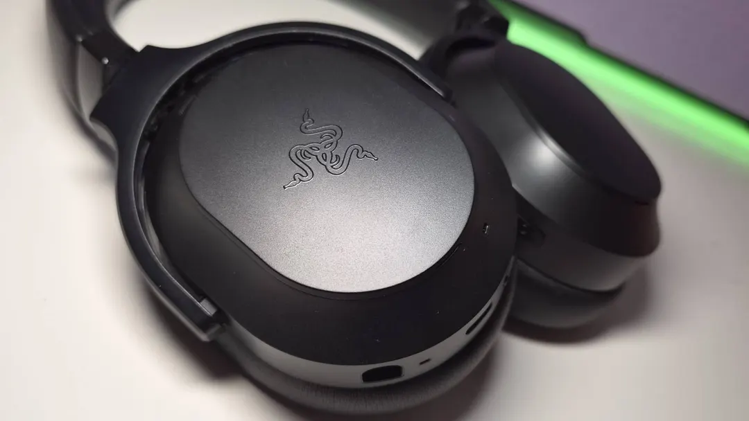 Razer выпустила гарнитуру Barracuda V2 Pro за $199,99 с отсеком для донгла в чашке