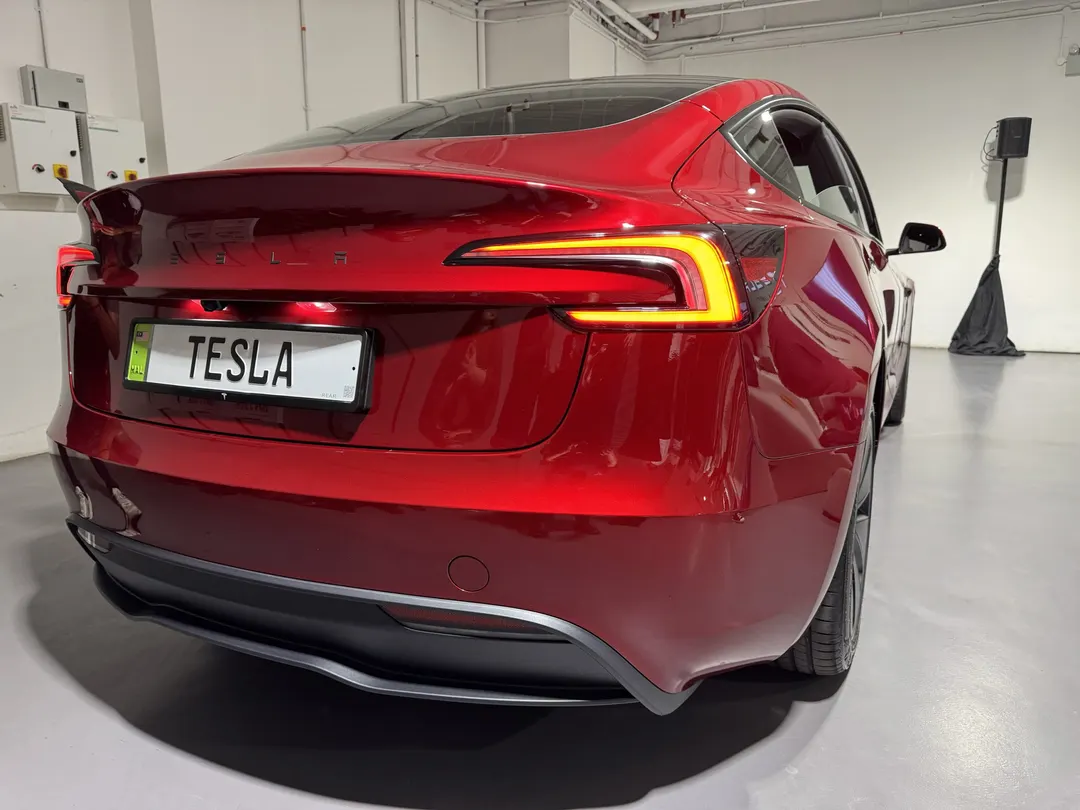 Tesla Model 3 2026: экран 16 дюймов, чёрный потолок и Zen Grey