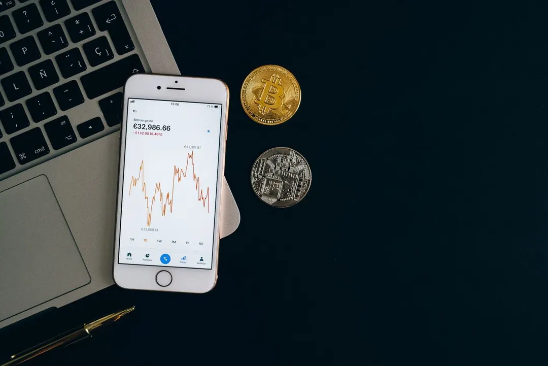 Schwab открыла криптоторговлю для всех клиентов через Paxos