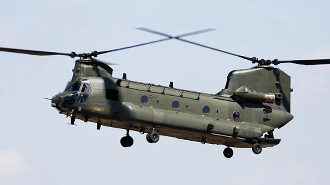 Армия США впервые посадила вертолёт Chinook на автономную баржу