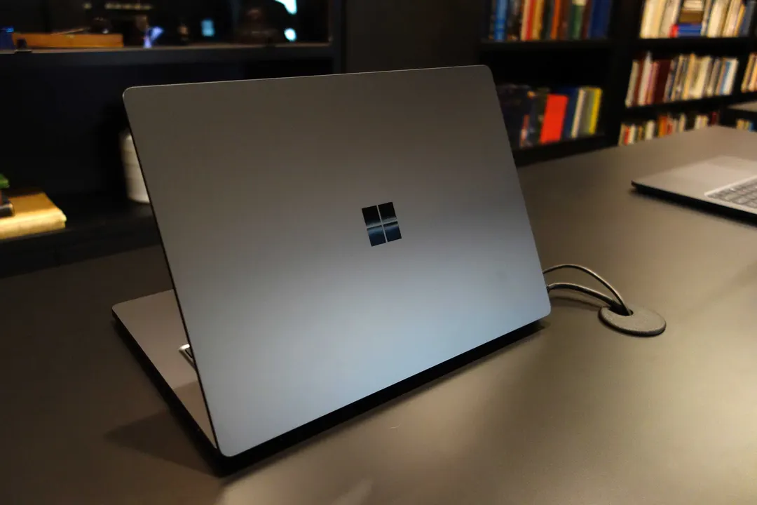 Surface Laptop Ultra проигрывает MacBook Pro в тестах производительности