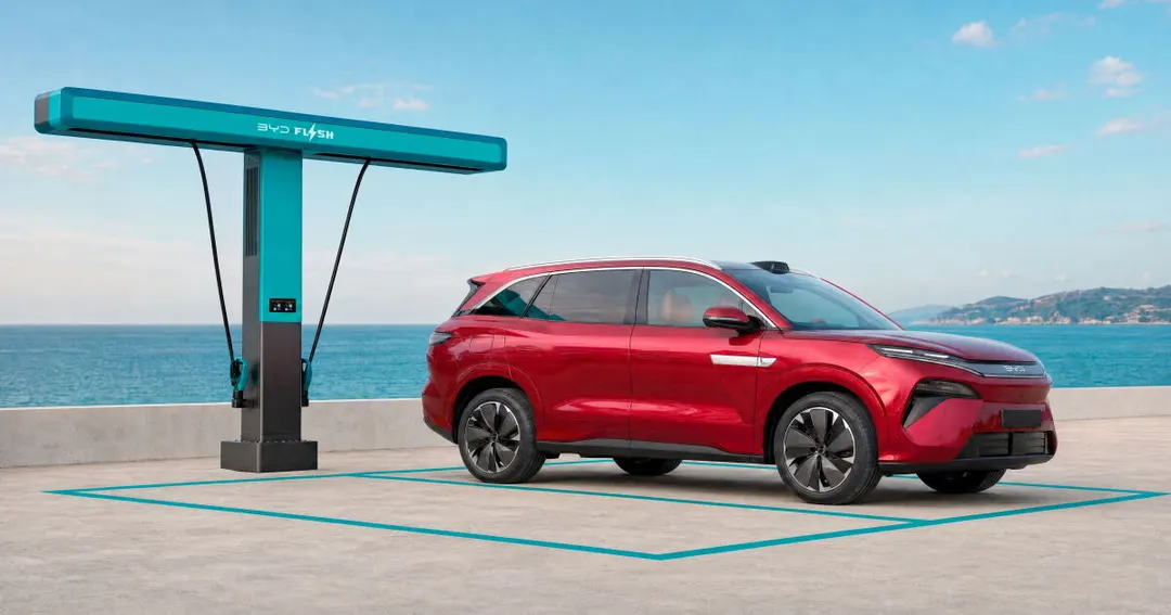 BYD показала флагманский Atto 8 с зарядкой 10–97% за 9 минут