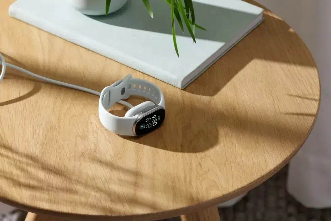 Google представила Fitbit Edge с OLED-экраном и заменяемой батареей