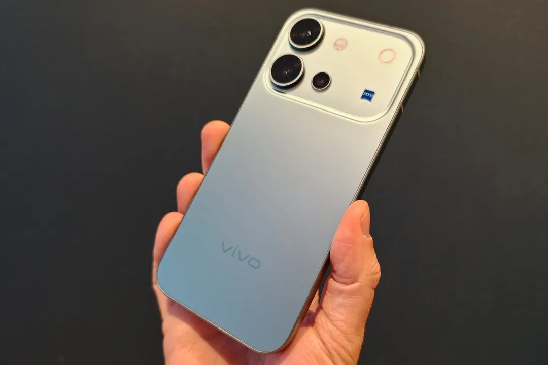 Vivo V80: камерофон с оптикой Zeiss за ₹62 999