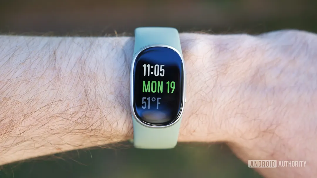 Fitbit Edge за $180 — промежуточный вариант между трекером и смарт-часами