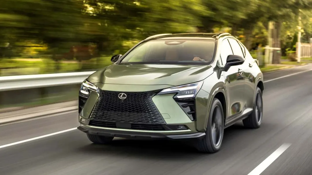 Lexus NX 450h+ 2027 получил батарею 22,7 кВт·ч и порт NACS