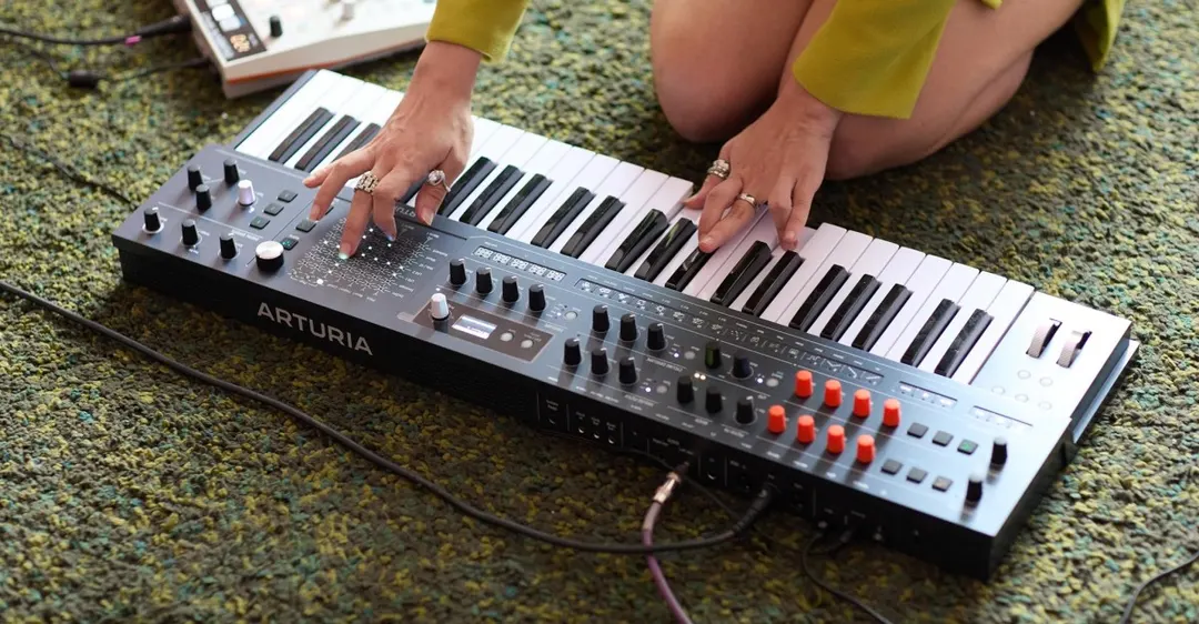 Arturia выпустила синтезатор MiniFreak 49 за $849