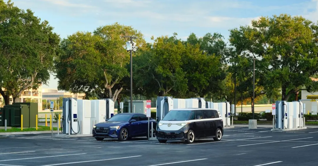 Electrify America открыла крупнейшую станцию зарядки в Орландо
