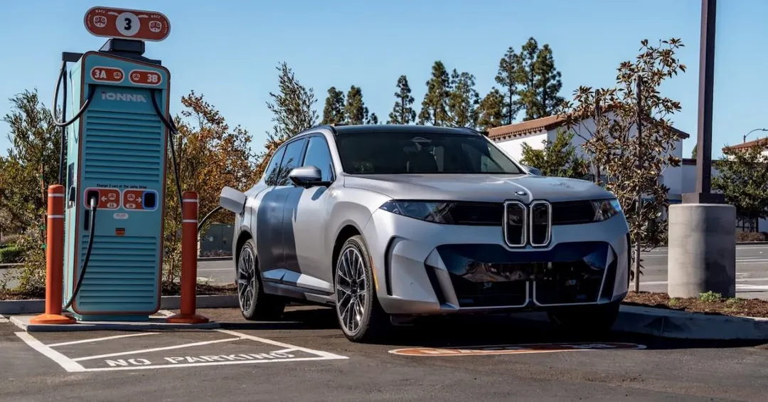 BMW iX5 показал зарядку до 464 кВт на публичной демонстрации