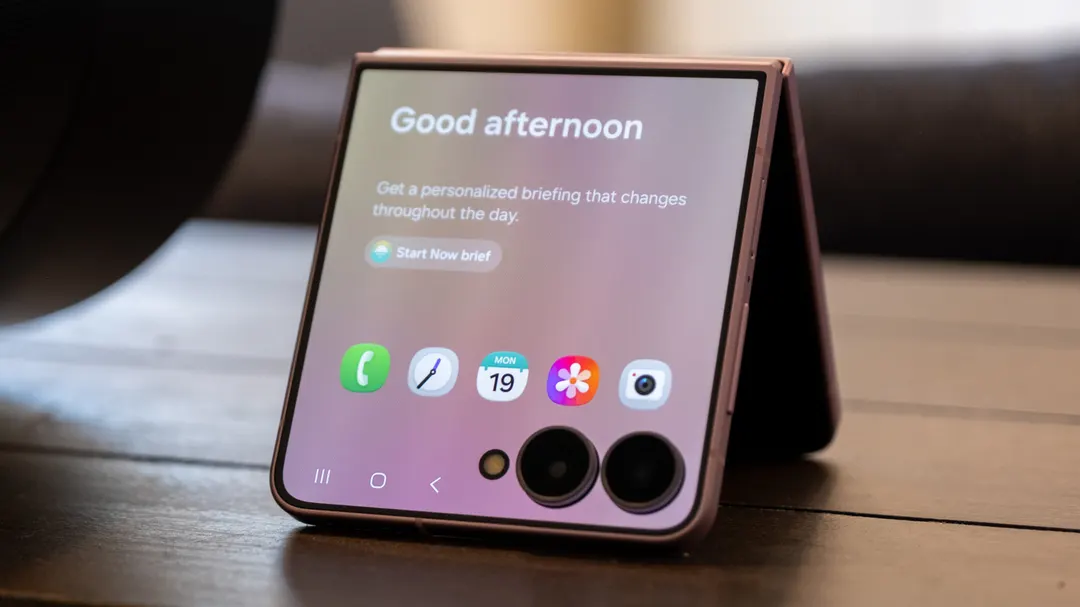 Обзор Galaxy Z Flip 8: тоньше корпус, цена выросла до $1199