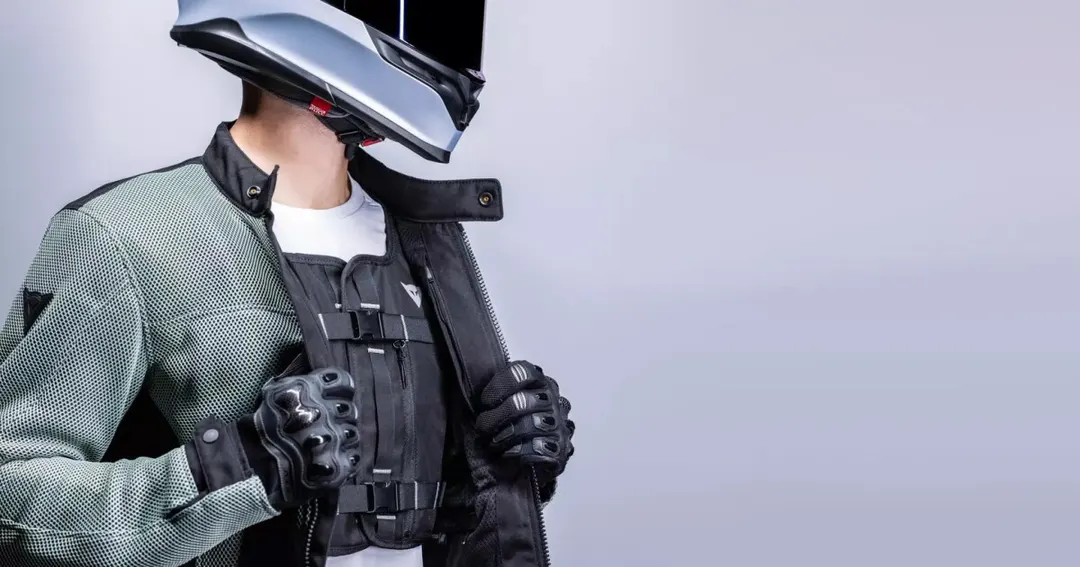 Dainese выпустила мотоциклетный аирбэг Smart Go весом 780 г за €349