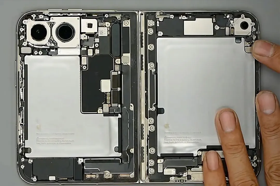 Разборка iPhone Duo показала две батареи и глянцевую складку под матовой плёнкой