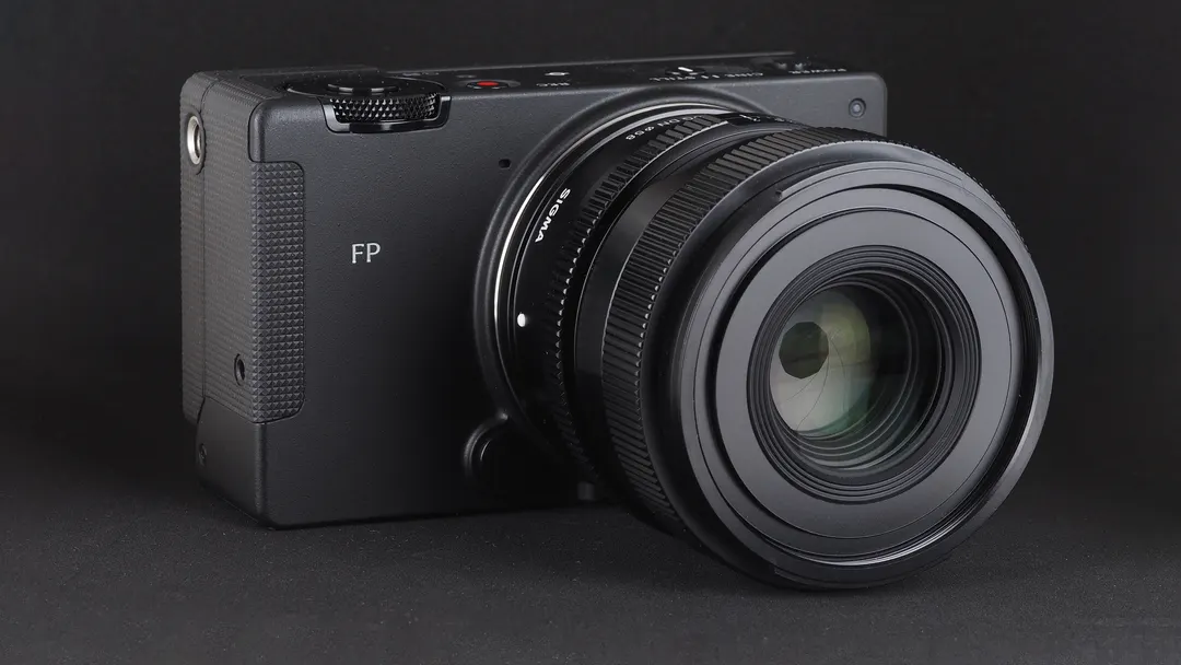 Sigma FP2: самая маленькая полнокадровая беззеркалка с частично стековым сенсором