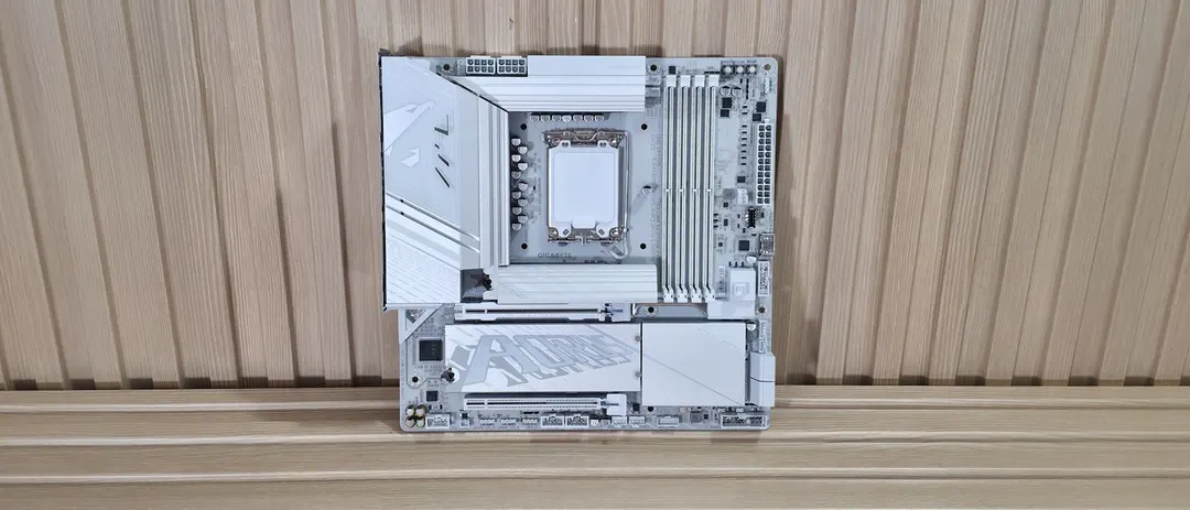 Обзор Gigabyte Z890M Aorus Elite WiFi7 Ice: белая Micro ATX плата за $209