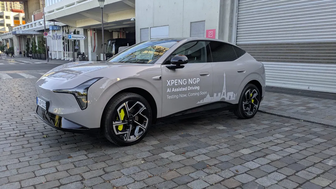 XPENG L03 с NGP и VLA 2.0 протестировали на улицах Парижа