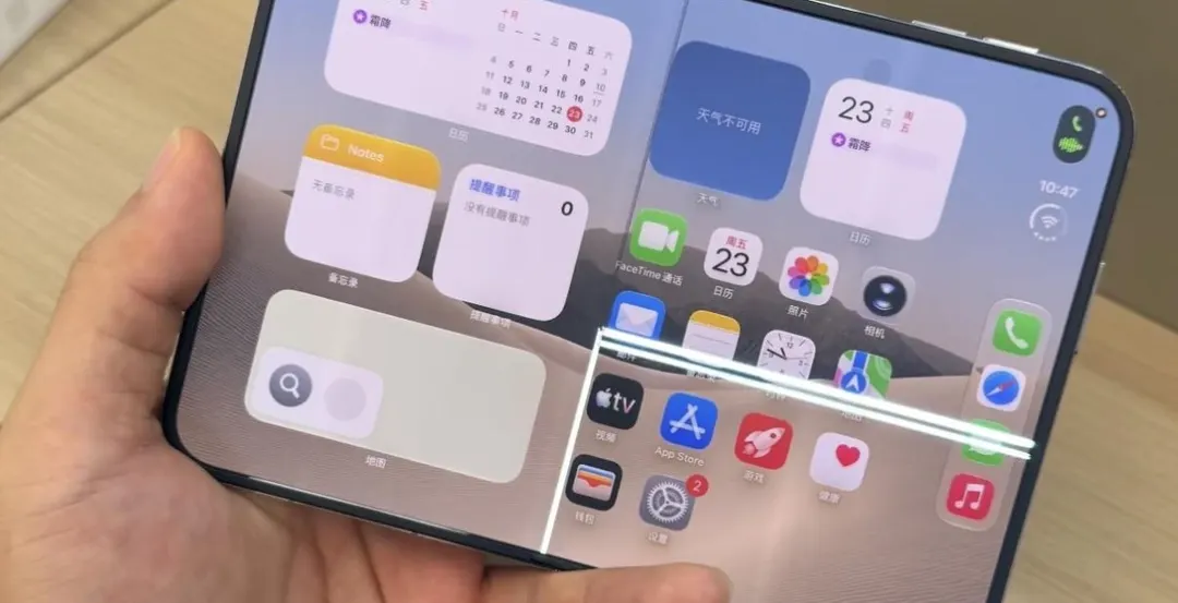 У первых iPhone Duo трескается внутренний экран у шарнира