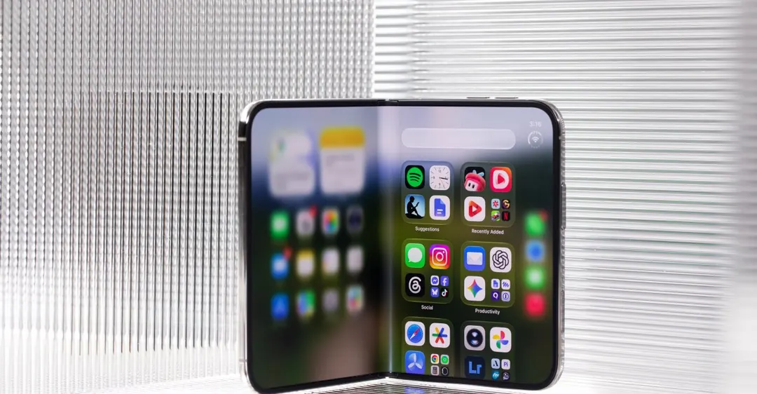 The Verge: iPhone Duo — «сумбурный, дорогой, но весёлый» первый складной Apple