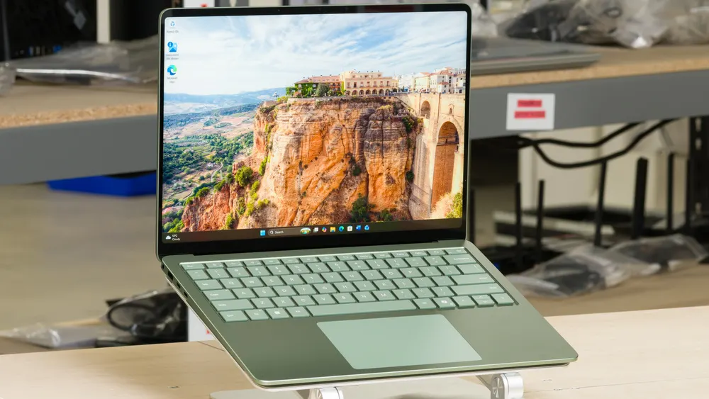 Обзор Surface Laptop 8-го поколения на Snapdragon X2
