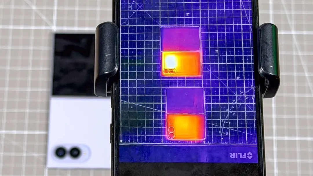 Тест: iPhone Duo держит нагрузку стабильнее Galaxy Z Fold 8