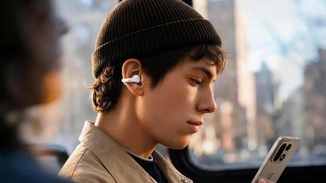 OnePlus показала клипсовые наушники Buds Clip с двумя драйверами