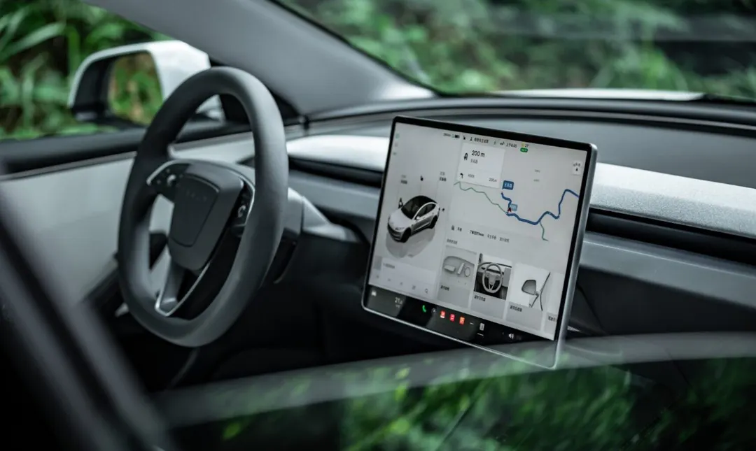 Tesla разрабатывает собственные ИИ-карты для FSD