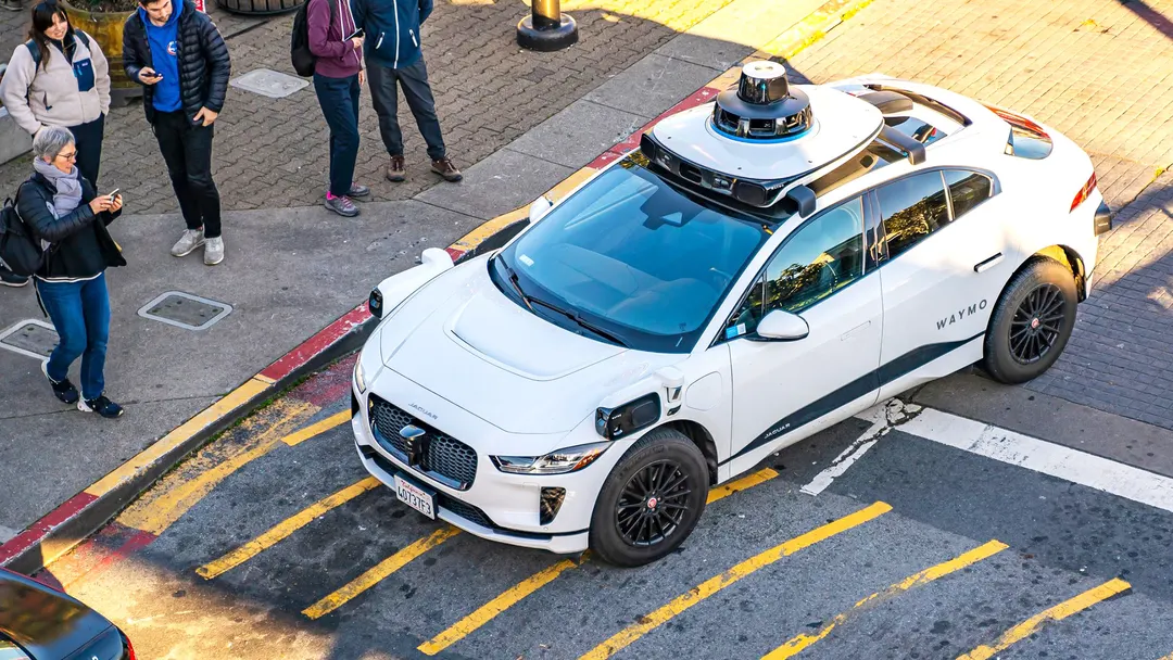 Основатель Waymo: дорогие автомобили дают Сингапуру преимущество в роботакси