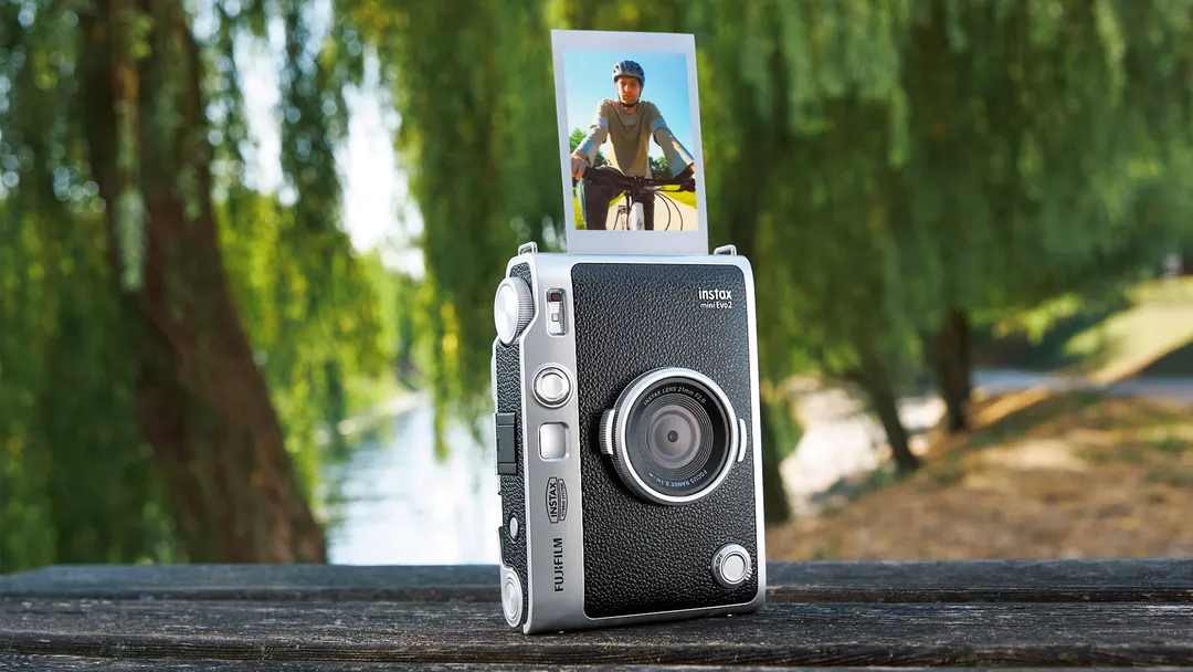 Fujifilm Instax Mini Evo 2: сенсор больше, экран 4,5 дюйма и автофокус по лицам