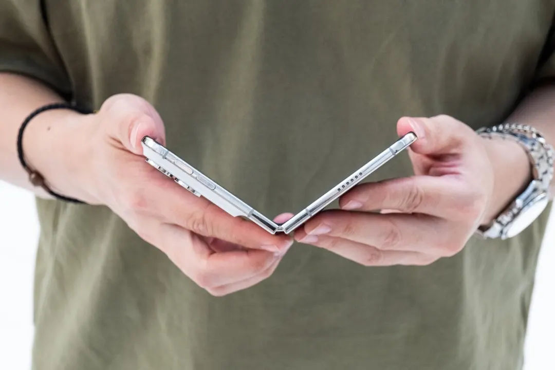 iPhone Duo сломался после 75 001 сгибания в тесте блогера