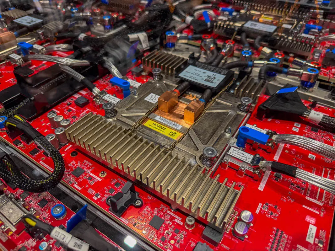 Microsoft показала ИИ-ускоритель Maia 300 с 288 ГБ HBM4 на OCP 2026