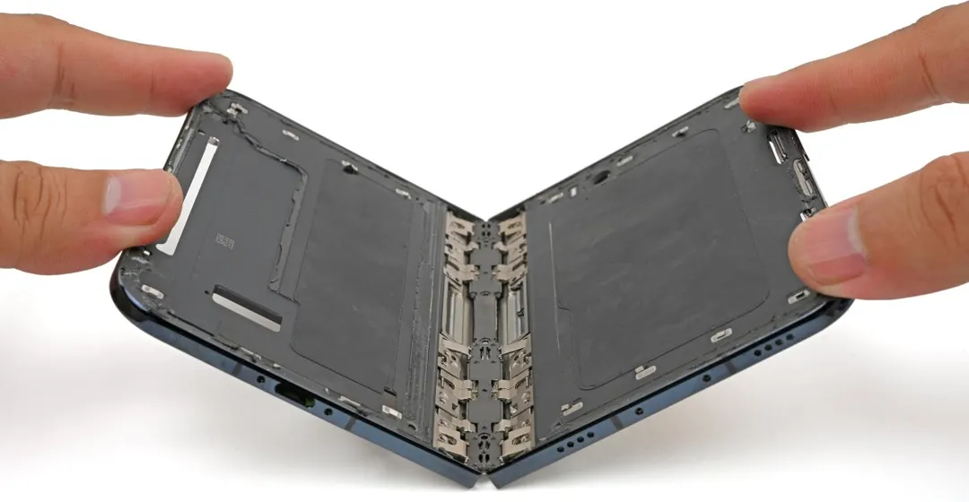iFixit назвал причину трещин экрана iPhone Duo