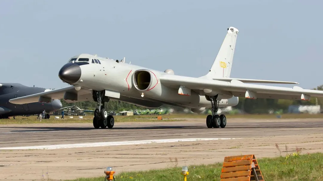 H-6K заметили с подвесными РЭБ-контейнерами для подавления радаров