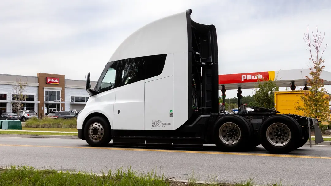 Pilot открыла первые Megacharger для Tesla Semi на трассах США
