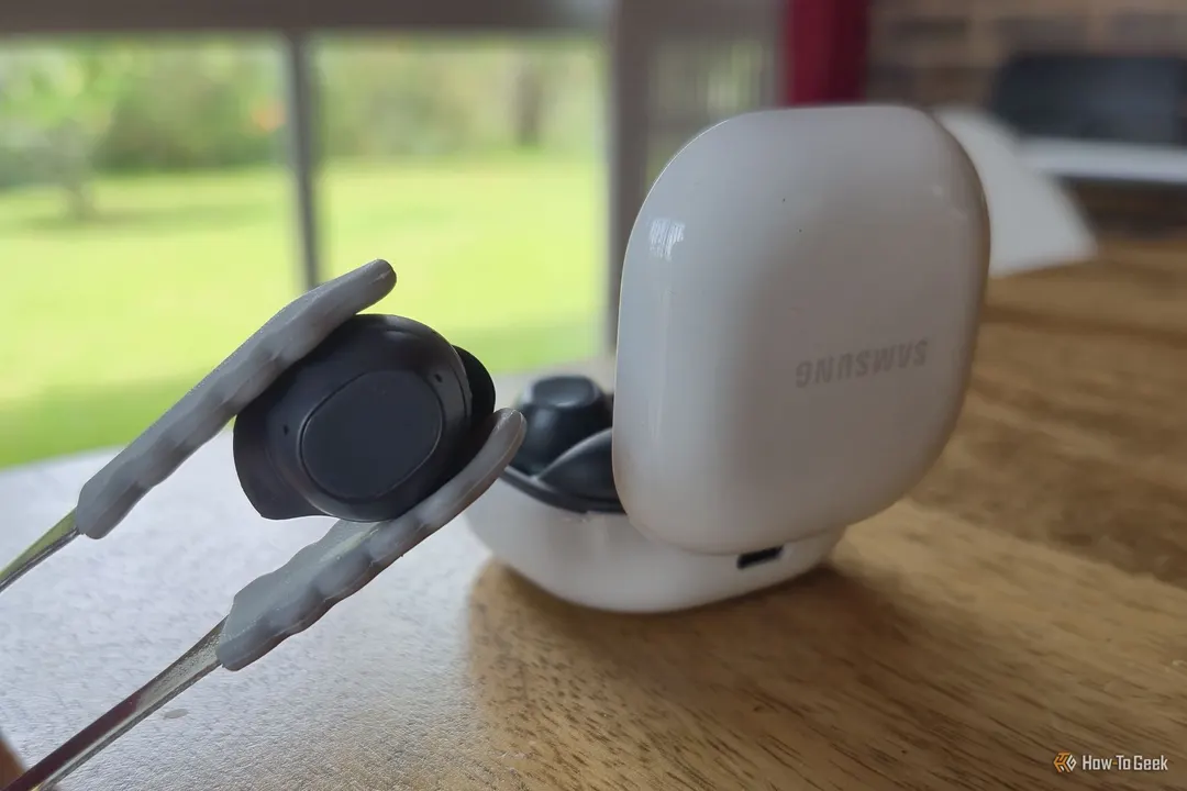 Galaxy Buds перегреваются: Samsung советует не класть их в кейс