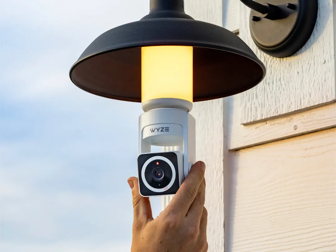 Wyze выпустила лампочку-камеру Bulb Cam Pan Color за $99,98
