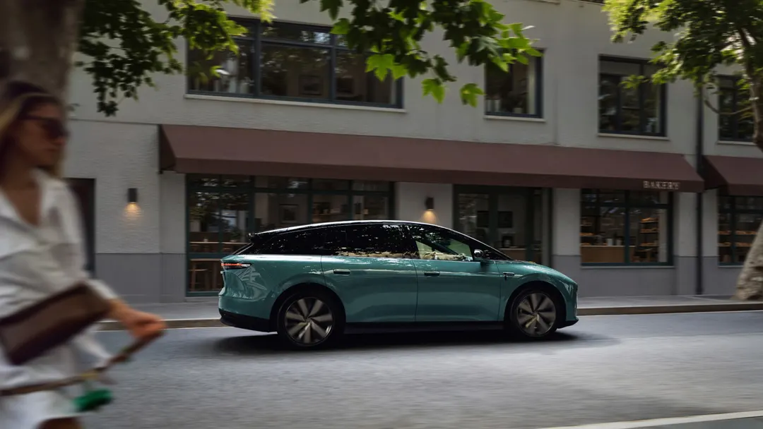 Li Auto выпустила обновлённый i6 с собственным чипом для автопилота