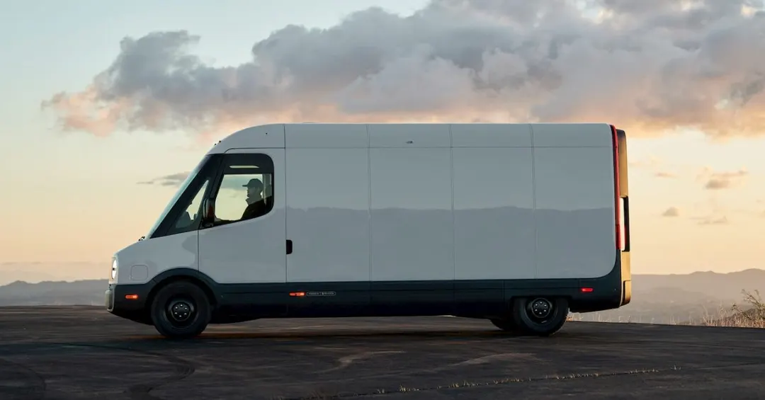 Rivian начала поставки фургонов EDV с запасом хода +30% и полным приводом