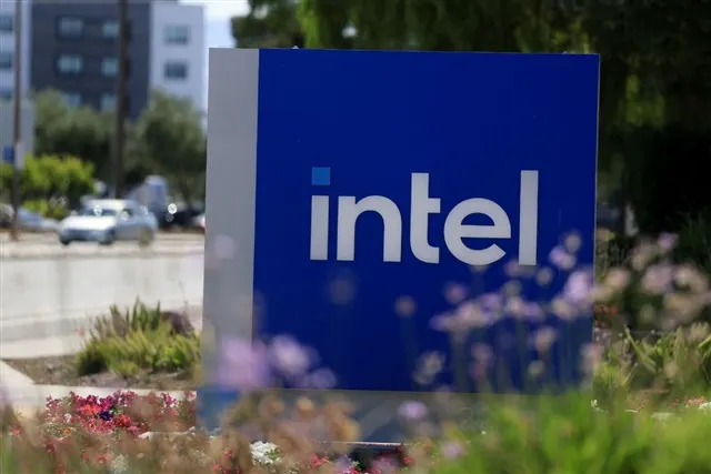 Intel наращивает заказы оборудования из-за дефицита серверных чипов